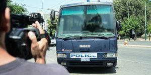 Κλουβα δημοσιογράφος ΕΡΤ
