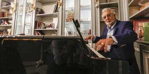 Πλάθιντο Ντονίνγκο παιζει πιανο 