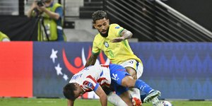 Ο Ντάγκλας Λουίζ κόντρα στη Παραγουάη στο Κόπα Αμέρικα