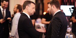 Χάρης Δούκας (αριστερά) και Νίκος Ανδρουλάκης (δεξιά) στο συνέδριο του Economist