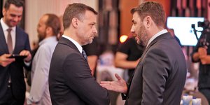 Χάρης Δούκας (αριστερά) και Νίκος Ανδρουλάκης (δεξιά) στο συνέδριο του Economist 