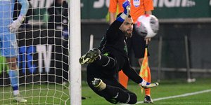 Ο Ντραγκόφσκι αποκρούει πέναλτι στο ματς με τον ΠΑΟΚ