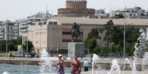 συντριβανι δυο γυναικες λευκος πυργος