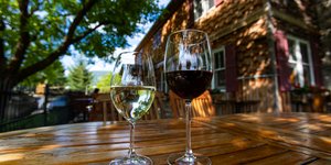 ποτηρια κρασι σε τραπεζι