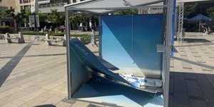 To εκλογικό περίπτερο που κατέστρεψαν