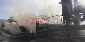 Φωτιά από έκρηξη σε εργοτάξιο πίσσας στο Αγρίνιο