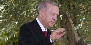 Ο Ρετζέπ Ταγίπ Ερντογάν με κόκκινη γραβάτα
