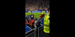 Η στιγμή που οπαδός βούτηξε πάνω στον Κριστιάνο Ρονάλντο