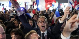 Οι υποστηρικτές της ακροδεξιάς Εθνικής Συσπείρωσης γιορτάζουν το αποτέλεσμα των ευρωεκλογών