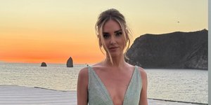 Κιάρα Φεράνι με φόρεμα Σίλιας Κριθαριώτη