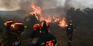 Δυνάμεις της Πυροσβεστικής στη μάχη με τις φλόγες