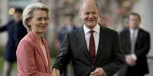 Aριστερά η πρόεδρος της Κομισιόν, Ούρσουλα φον ντερ Λάιεν και δεξιά ο Γερμανός Καγκελάριος, Όλαφ Σόλτς