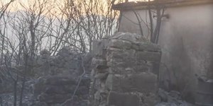 Κατεστραμμένα σπίτια από τη φωτιά στην Μεγαλόπολη