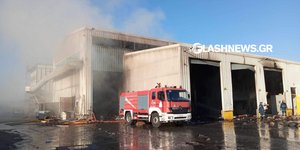 Σε ύφεση η φωτιά στη ΔΕΔΙΣΑ Χανίων, στο εργοστάσιο ανακύκλωσης