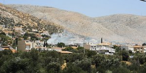 Φωτιά κοντά σε κατοικημένη περιοχή στα Καλύβια Θορικού
