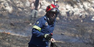 Πυροσβέστης στη φωτιά στη Βάρης-Κορωπίου