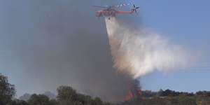 Οι ισχυροί άνεμοι δυσκολεύουν το έργο των πυροσβεστών στις φωτιές