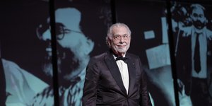 Ο Φράνσις Φορντ Κόπολα πριν απονείμει στον Τζορτζ Λούκας τον τιμητικό Χρυσό Φοίνικα κατά τη διάρκεια της τελετής απονομής των βραβείων του 77ου διεθνούς φεστιβάλ κινηματογράφου στις Κάννες