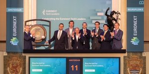 Ο Δημήτρης Παρθένης, CFO της THEON INTERNATIONAL και η ομάδα του, χτύπησαν το Gong κατά τη διάρκεια της τελετής σήμερα το πρωί, παρουσία του René van Vlerken (Head of Listings Euronext Amsterdam), για να γιορτάσουν την ένταξη της εταιρίας στο τμήμα Tech Leaders του Χρηματιστηρίου Euronext