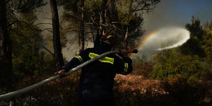 Φωτιές: Χωρίς ενεργό μέτωπο στη Σταμάτα, διάσπαρτες μικροεστίες στην Κερατέα