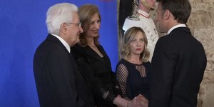 Το παγωμένο βλέμμα της Μελόνι στον Μακρόν