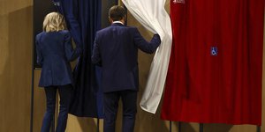 Ο Εμμανουέλ Μακρόν πλάτη πάει να ψηφίσει για τις ευρωεκλογές στη Γαλλία