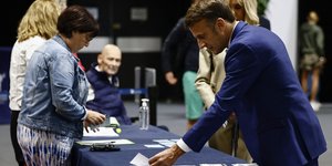 Ο Γάλλος πρόεδρος Εμανουέλ Μακρόν παίρνει ψηφοδέλτια για να ασκήσει το εκλογικό του δικαίωμα/