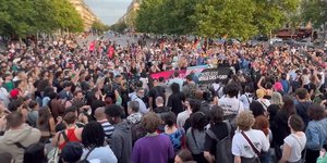 Διαδηλώσεις κατά της ακροδεξιάς στη Γαλλία μετά τα πρώτα exit polls των εκλογών