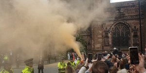 Ακτιβιστές έριξαν πορτοκαλί καπνό στον γάμο του δούκα του Γουέστμινστερ