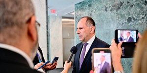 O Γιώργος Γεραπετρίτης μιλάει σε δημοσιογράφους