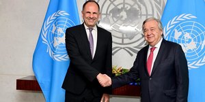 Χαμόγελα στη συνάντηση του Έλληνα ΥΠΕΞ Γιώργου Γεραπετρίτη με τον ΓΓ του ΟΗΕ Αντόνιο Γκουτέρες 