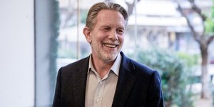 Ο Παύλος Γερουλάνος χαμογελα