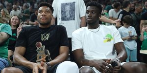 Ο Γιάννης Αντετοκούνμπο στο ΟΑΚΑ, μαζί με τον αδερφό του Άλεξ