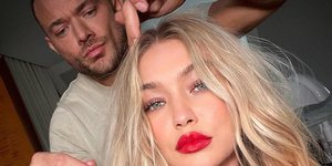 Ο Δημήτρης Γιαννέτος φτιάχνει τα μαλλιά της Τζίτζι Χαντίντ/Φωτογραφία: Instagram