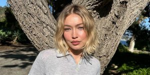 Η Τζίτζι Χαντίντ με γκρι t-shirt