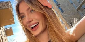 Ξανθό μοντέλο χαμογελάει