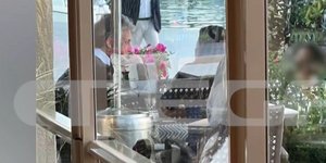 Σε τραπεζάκι πλάι στο κύμα ο Χιου Γκραντ 