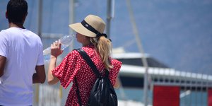 Γυναίκα πίνει νερό