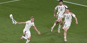 Οι παίκτες της Ουγγαρίας πανηγυρίζουν τη νίκη επί της Σκωτίας