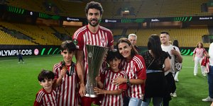 Ο Βιθέντε Ιμπόρα του Ολυμπιακού με το τρόπαιο του Conference League και την οικογένειά του