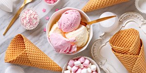 Παγωτό βανίλια - φράουλα με χωνάκια