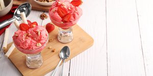 Μπολάκια με παγωτό φράουλα