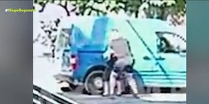 Η στιγμή που ο ληστής προσπαθεί να αρπάξει την αλυσίδα από την ηλικιωμένη