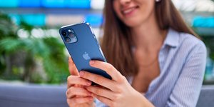 Κοπέλα με iphone