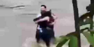 Η τελευταία αγκαλιά τριών φίλων, προτού παρασυρθούν από τα νερά ποταμού στη βόρεια Ιταλία