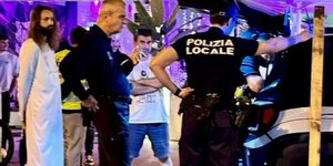 ένας άνδρας στην Ιταλία περιπλανιόταν ντυμένος Ιησούς Χριστός και έφαγε πρόστιμο 200 ευρώ