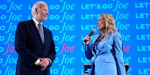 Η Τζιλ Μπάιντεν στο πλευρό του συζύγου της