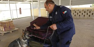 Αστυνομικός ψάχνει για εκρηκτικά με σκύλο στην Ιορδανία
