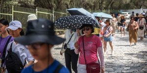 ξενοι με ομπρελες για ζεστη