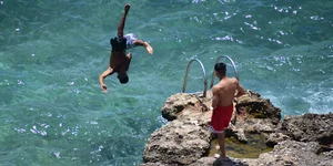 Βουτιά στη θάλασσα